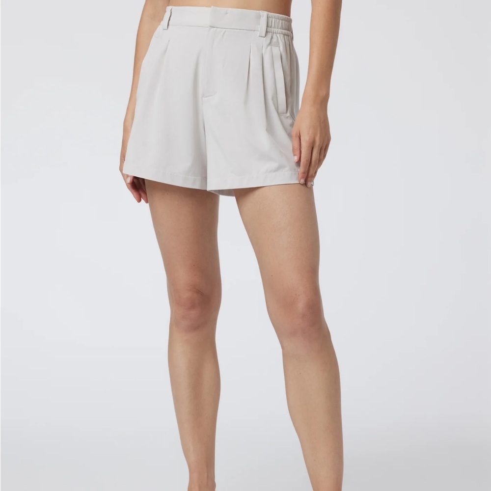 Vuori Women's High Waist Shorts - Light cream.